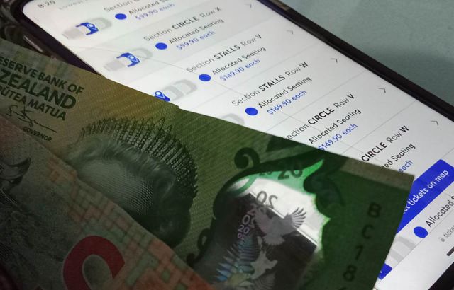 Thousands of Kiwis sign petition to ban  ‘sneaky’ online fees